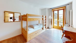 3 bedrooms, desk, free WiFi, bed sheets