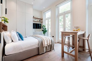 Studio (Stunning Studio Apartment, moments fr) | 1 bedroom