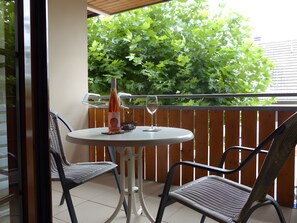 Outdoor dining - Apartment No. 1 Haus Männlin, 51 sqm, Balcony and Wi-Fi (Bad Bellingen)