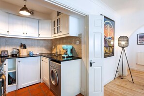 Apartment (Quaint Fulham Retreat: Cozy 1-Bedroom) | Private kitchen