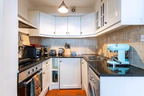 Apartment (Quaint Fulham Retreat: Cozy 1-Bedroom) | Private kitchen