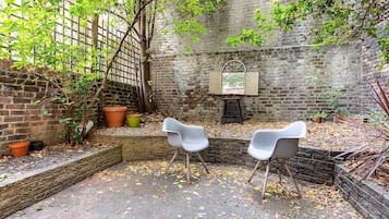 Apartment (Quaint Fulham Retreat: Cozy 1-Bedroom) | Terrace/patio