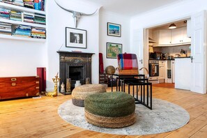 Apartment (Quaint Fulham Retreat: Cozy 1-Bedroom) | Living room