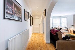 Apartment (Quaint Fulham Retreat: Cozy 1-Bedroom) | Living room