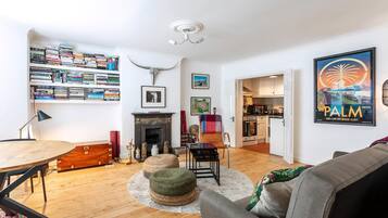 Apartment (Quaint Fulham Retreat: Cozy 1-Bedroom) | Living room