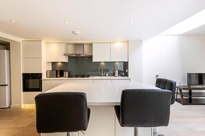 Private kitchen - Beautiful Modern 4BR House in Central London (London)