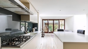 บ้านพัก (Beautiful modern 4BR house in Central) | ครัวส่วนตัว