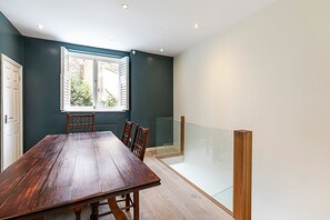 Nhà (Beautiful modern 4BR house in Central) | Phòng khách