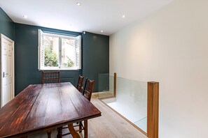 บ้านพัก (Beautiful modern 4BR house in Central) | ห้องนั่งเล่น