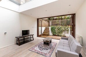 บ้านพัก (Beautiful modern 4BR house in Central) | ห้องนั่งเล่น