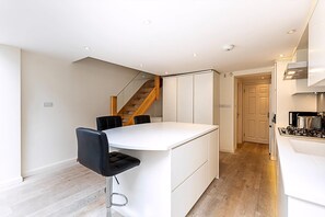Nhà (Beautiful modern 4BR house in Central) | Bếp riêng
