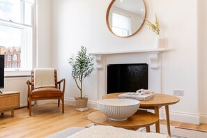 อพาร์ทเมนท์ (Stylish Chelsea Escape with Private O) | ห้องนั่งเล่น