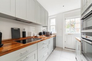 Apartment (Elegant Two-Level Kensington Apartmen) | Private kitchen | Cookware/dishes/utensils