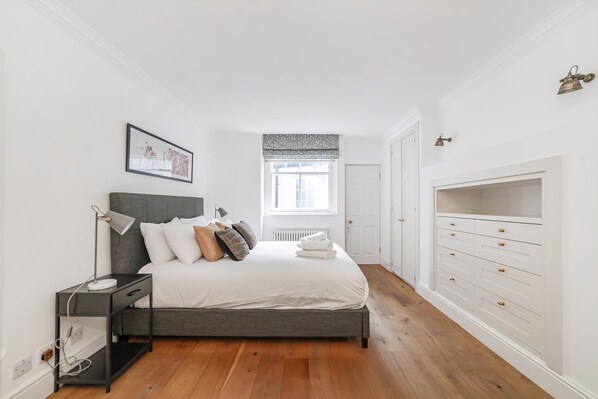 Apartment (Elegant Two-Level Kensington Apartmen) | 3 bedrooms, free WiFi