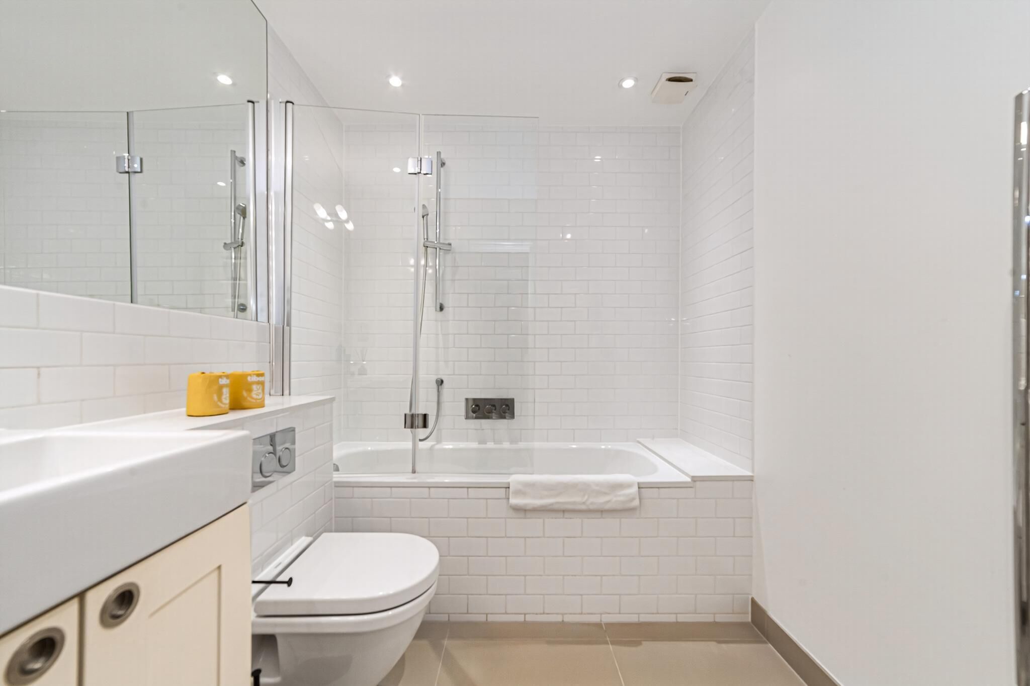 Apartment (Elegant Two-Level Kensington Apartmen) | Bathroom