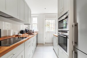 Apartment (Elegant Two-Level Kensington Apartmen) | Eigene Küche