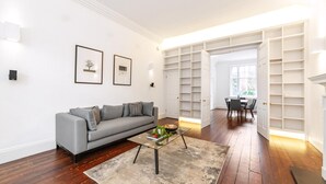 Leilighet (Elegant Two-Level Kensington Apartmen) | Oppholdsrom | TV