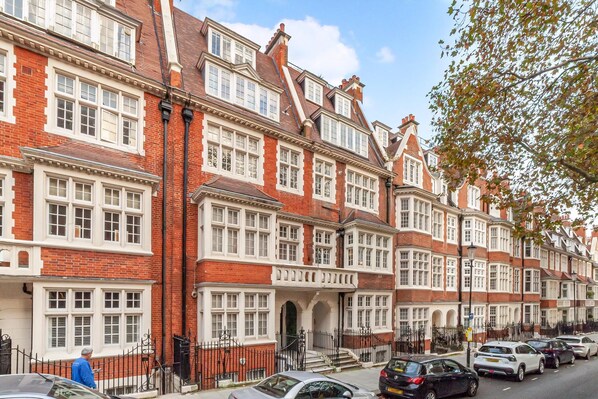 Exterior - Elegant Two-level Kensington Apartment (London)