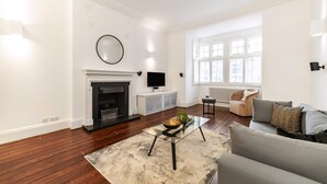 Leilighet (Elegant Two-Level Kensington Apartmen) | Oppholdsrom | TV