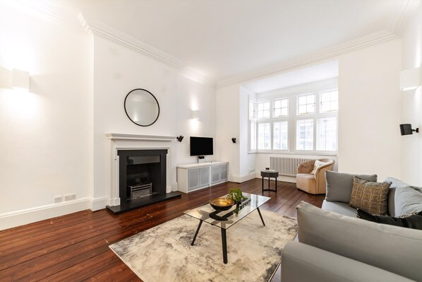 Apartment (Elegant Two-Level Kensington Apartmen) | Living room | TV