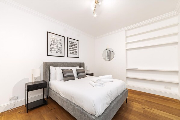 Apartment (Elegant Two-Level Kensington Apartmen)