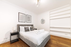 Apartment (Elegant Two-Level Kensington Apartmen) | 3 bedrooms, free WiFi