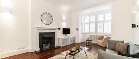 Apartment (Elegant Two-Level Kensington Apartmen) | Living room | TV