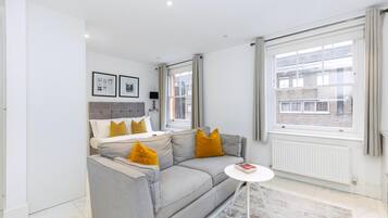 Apartment (Stylish Studio Retreat in Trendy Mary) | Living room