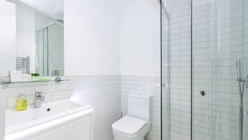 Apartment (Stylish Studio Retreat in Trendy Mary) | Bathroom