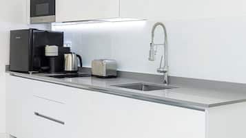 Apartment (Stylish Studio Retreat in Trendy Mary) | Private kitchen