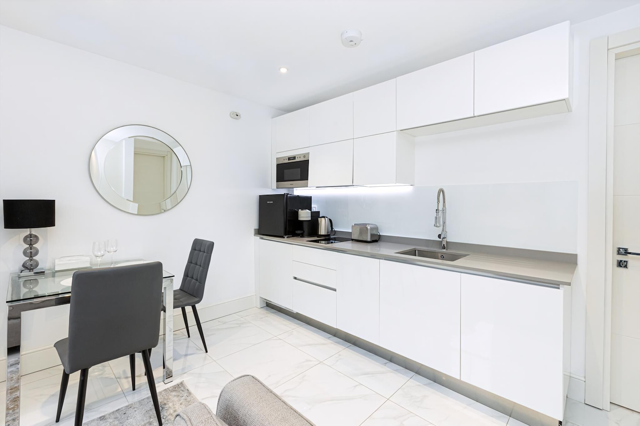 Apartment (Stylish Studio Retreat in Trendy Mary) | Private kitchen