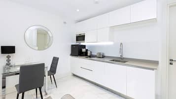 Apartment (Stylish Studio Retreat in Trendy Mary) | Private kitchen