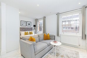 Living room - Stylish Studio Retreat in Trendy Marylebone (London)