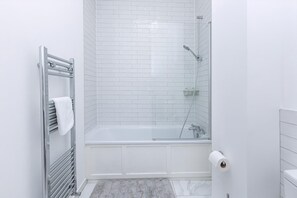 Appartement (Stylish Three-Bed Flat in Marylebone) | Badkamer