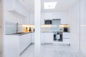 Apartment (Stylish Three-Bed Flat in Marylebone) | Private kitchen