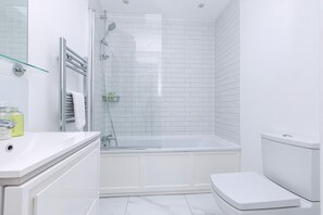 Apartment (Stylish Three-Bed Flat in Marylebone) | Bathroom - Stylish Three-bed Flat in Marylebone (London)