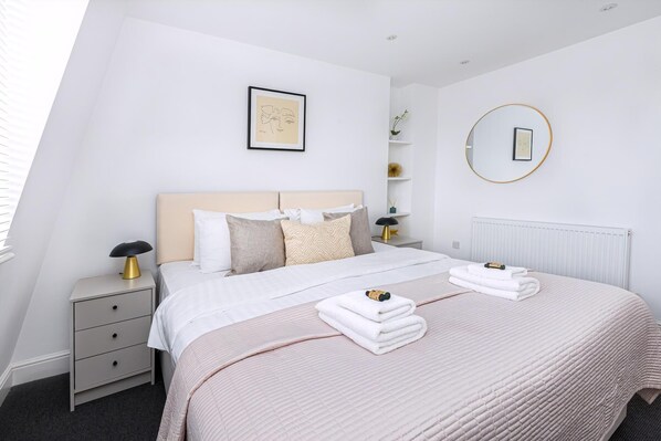 Apartment (Stylish Three-Bed Flat in Marylebone) | 3 bedrooms, free WiFi