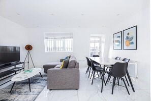 Apartment (Stylish Three-Bed Flat in Marylebone) | Living room