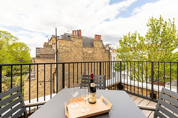 Exterior - Chic Chelsea Retreat: Bright Space & Balcony Bliss (London)