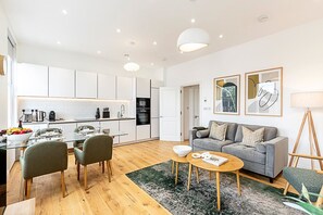 Apartment (Chic Chelsea Retreat: Bright Space & ) | Wohnzimmer