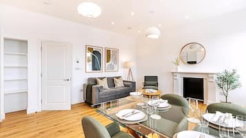 Apartment (Chic Chelsea Retreat: Bright Space & ) | Living room