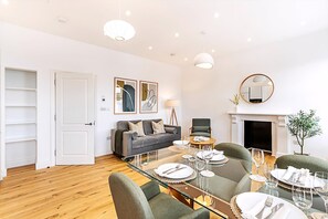 Apartment (Chic Chelsea Retreat: Bright Space & ) | Living room - Chic Chelsea Retreat: Bright Space & Balcony Bliss (London)