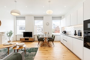 아파트 (Chic Chelsea Retreat: Bright Space & ) | 거실