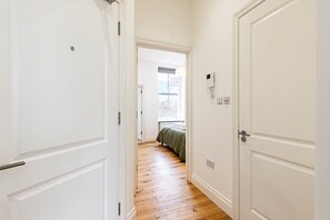 Exterior - Chic Chelsea Retreat: Bright Space & Balcony Bliss (London)