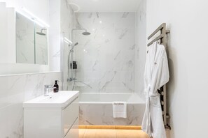 Apartment (Chic Chelsea Retreat: Bright Space & ) | Bathroom