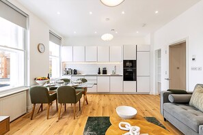 Apartment (Chic Chelsea Retreat: Bright Space & ) | Living room - Chic Chelsea Retreat: Bright Space & Balcony Bliss (London)