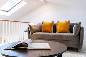 Apartment (Stylish Chelsea Flat with Luxe Comfor) | Living room | TV - Stylish Chelsea Flat With Luxe Comfort Charm (London)