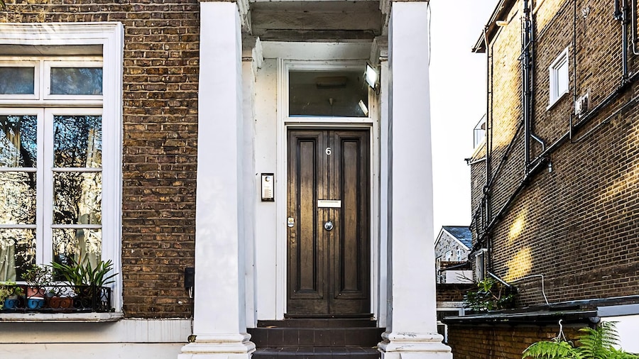 Stylish Chelsea Flat With Luxe Comfort Charm