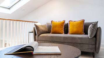 Apartment (Stylish Chelsea Flat with Luxe Comfor) | Living room