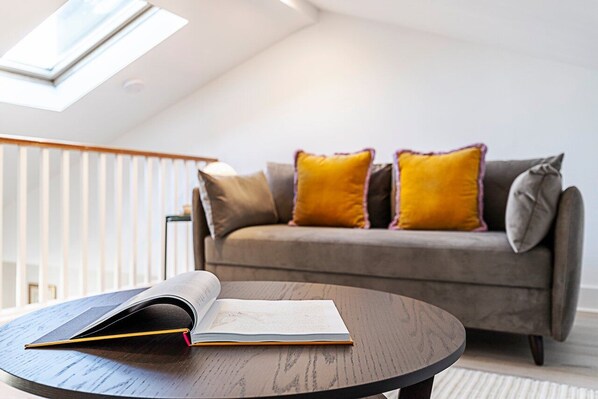 Appartement (Stylish Chelsea Flat with Luxe Comfor) | Woonkamer | Televisie